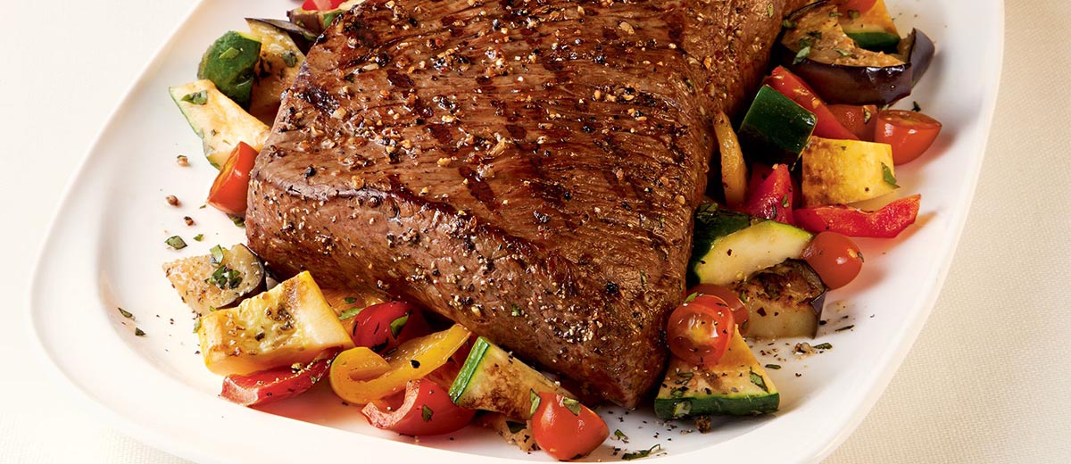 Трай-тип из американской говядины на садовом гриле