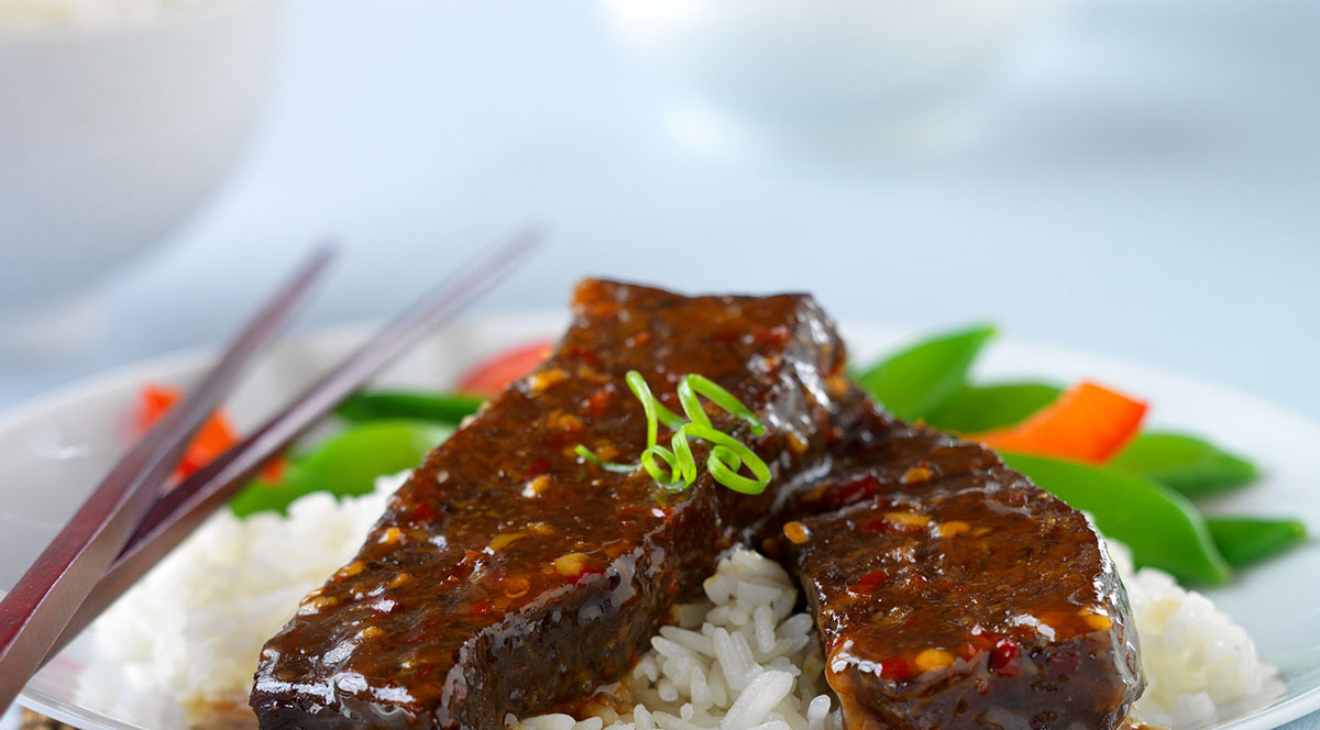 Сладкие пикантные ребра из американской говядины в азиатском стиле
