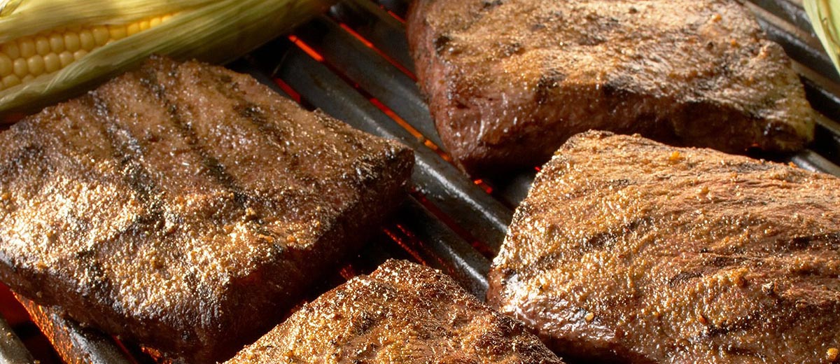 Стейк Флэт Айрон с кукурузой и тминно-лаймовым маслом