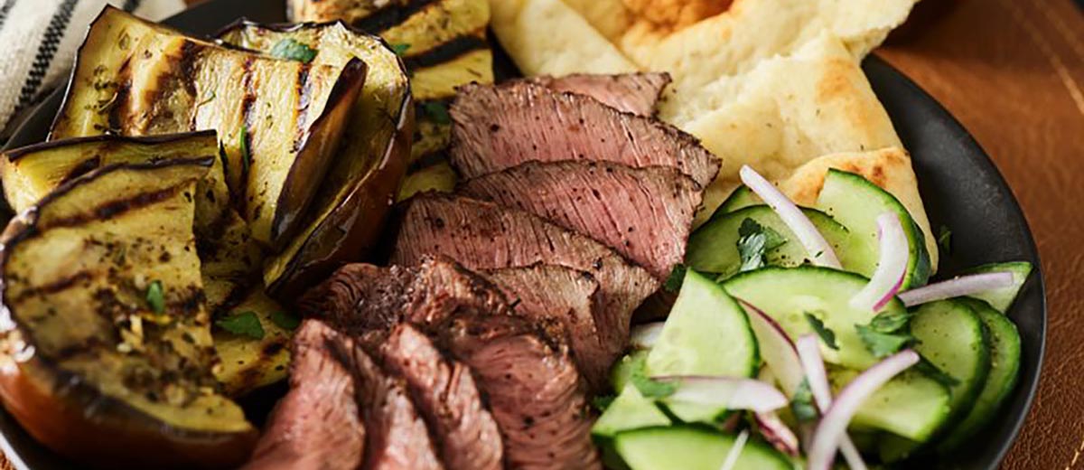 Флэт Айрон стейк из американской говядины в специях Бербере с баклажанами гриль с чесноком и травами