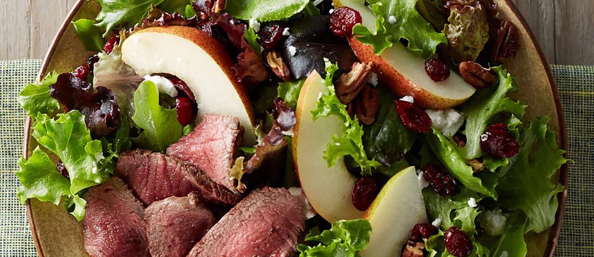 Салат с американской говяжьей вырезкой, клюквой и грушей