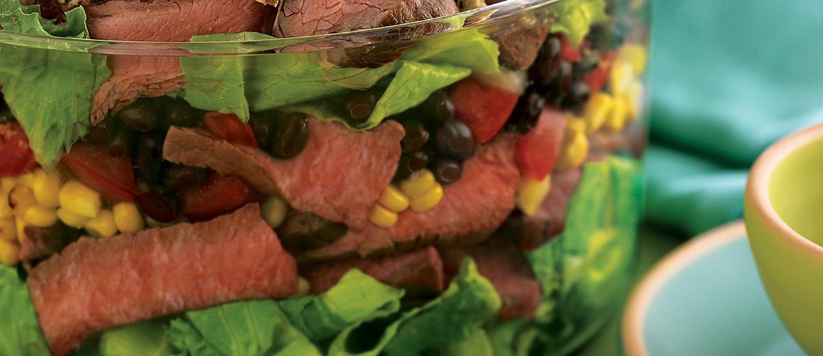 Стейк из американской говядины и слоеный салат в традициях Юго-Запада