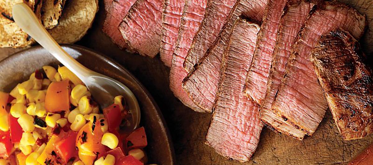 Стейки из американской говядины в юго-западном стиле с салатом «Сансет»