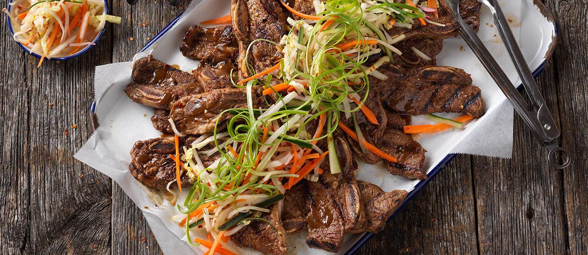 Американские говяжьи ребра в корейском стиле с маринованными овощами