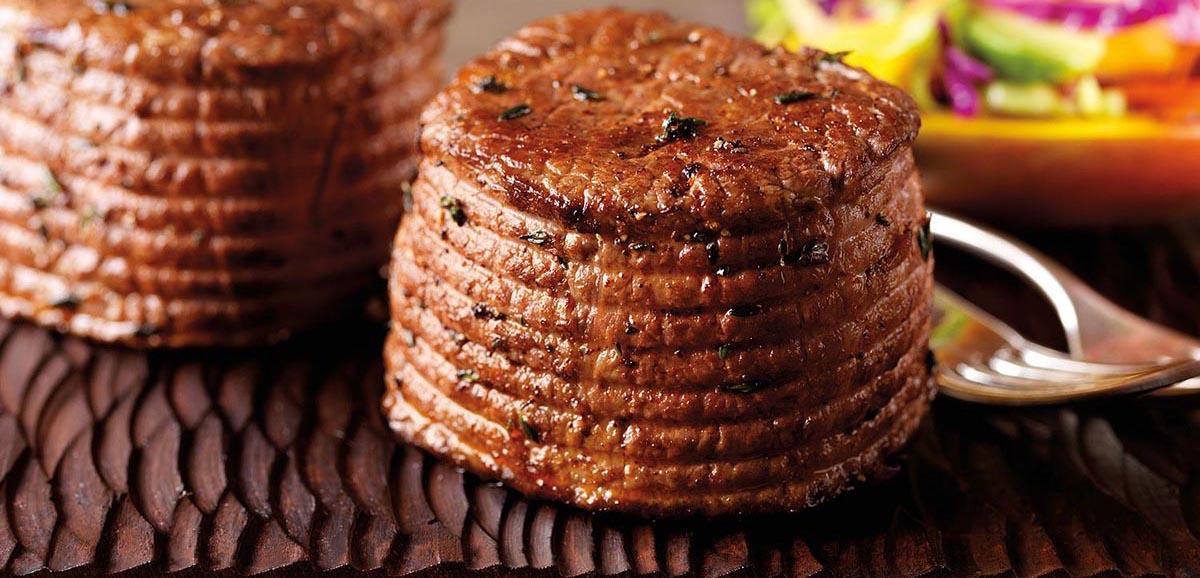 Филе рибая в перечных специях с манговым салатом