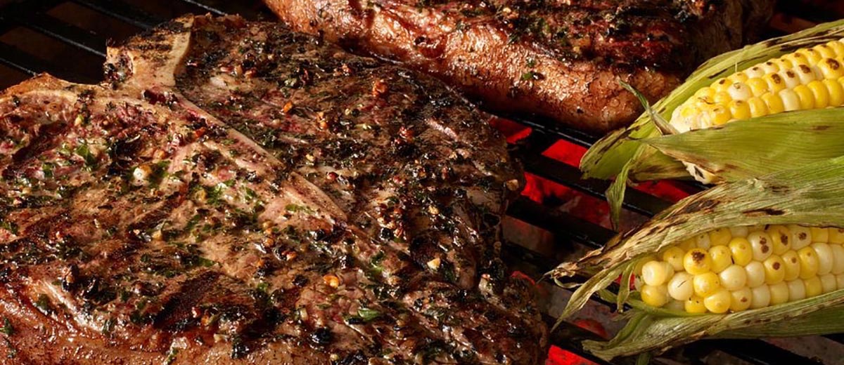 Стейки Портерхаус из американской говядины на гриле с чесночно-травяной перченой корочкой