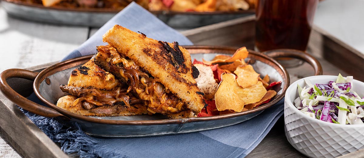 Сладкий копченый стейк-сэндвич из американской говядины