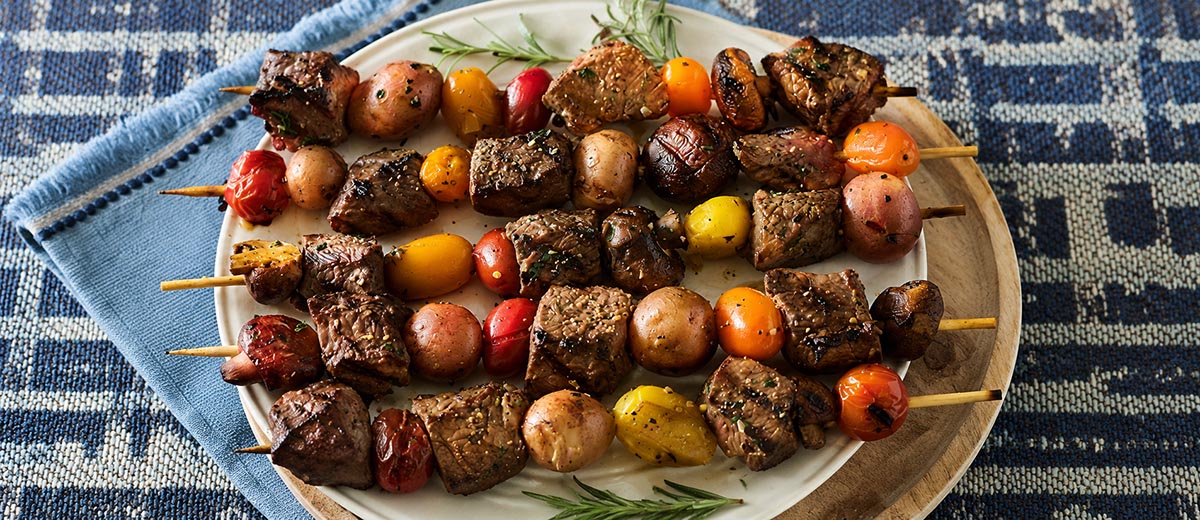 Шашлычки из стейка Top Sirloin на гриле с чесночно-розмариновым маслом