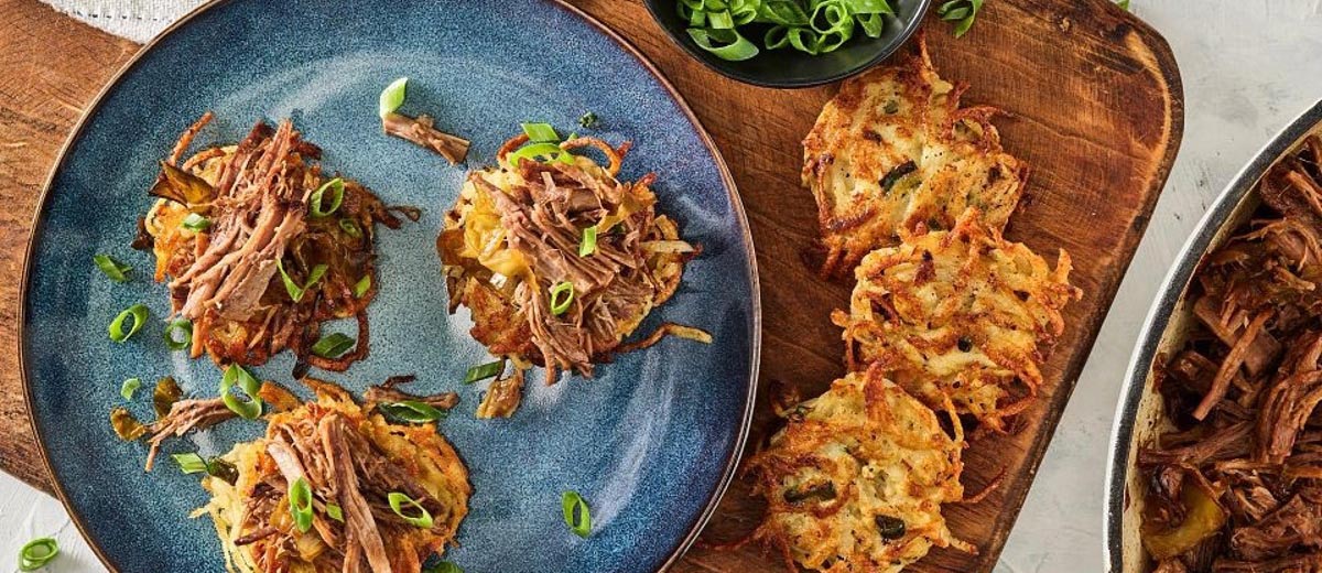 Тушёная говядина с картофельными оладьями латкес – рецепт