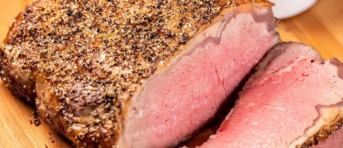 Cтрип ростбиф из нежной американской говядины в хрустящей корочке с соусом из красного вина