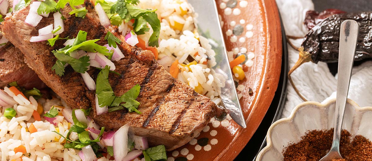 Американские говяжьи ребра в сухой смеси из перца пасилья на гриле