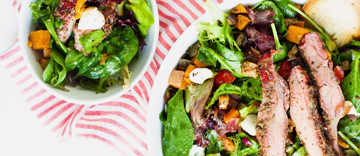 Салат с флэнк-стейком в специях на пеллетном гриле