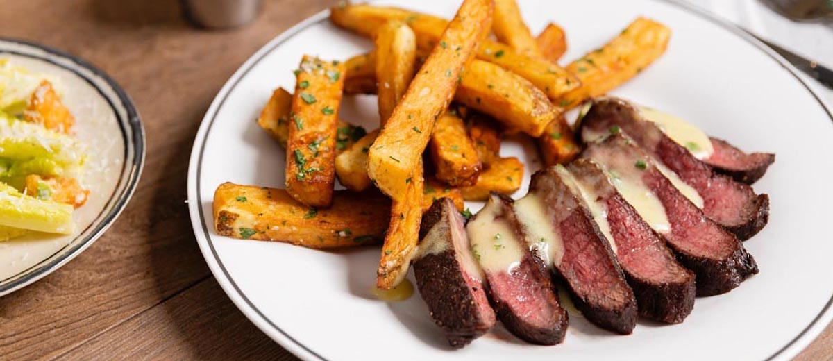 Говяжий стейк с картофелем фри и беарнским соусом – рецепт