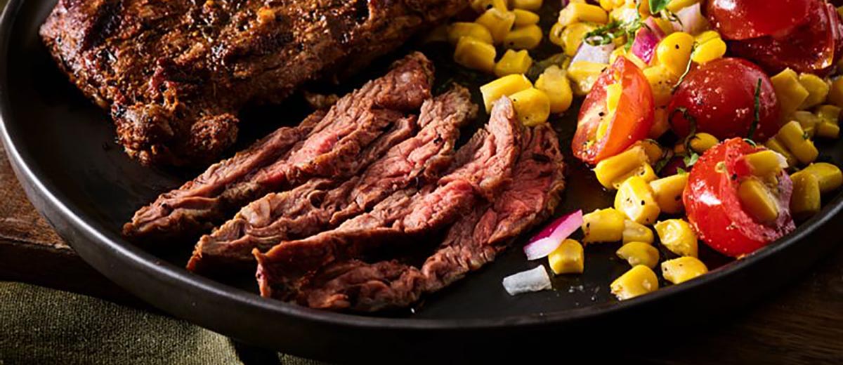 Скёрт стейк из американской говядины в маринаде по-ковбойски с кукурузным салатом