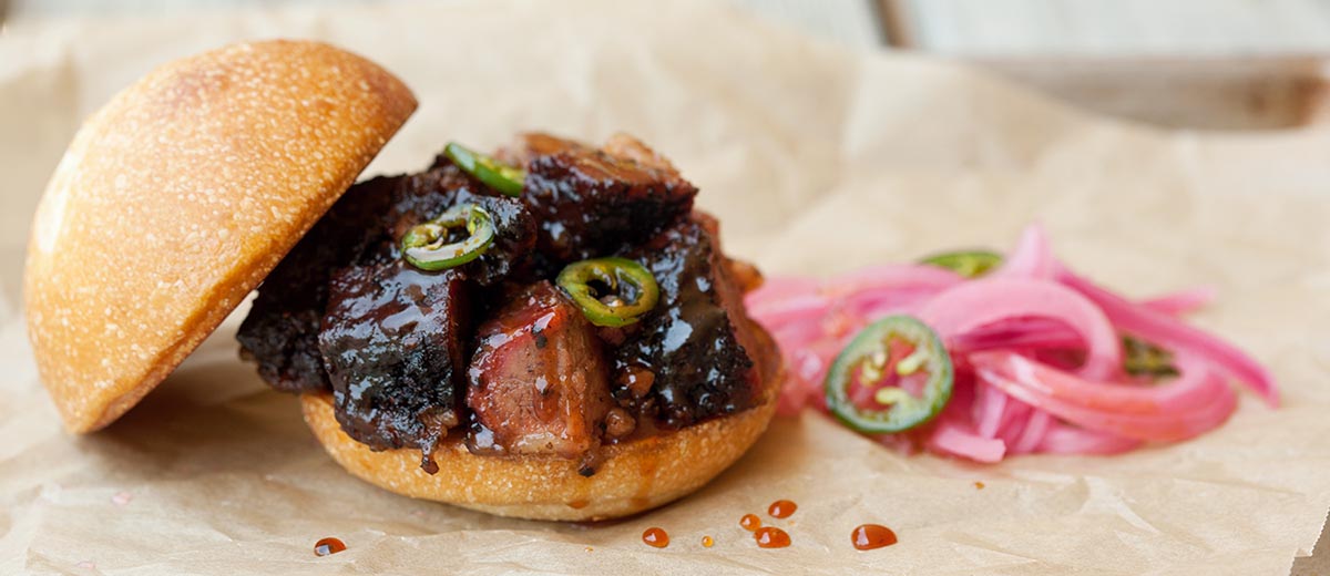 Сэндвич с обгоревшими кончиками говяжьей грудинки барбекю в техасском стиле