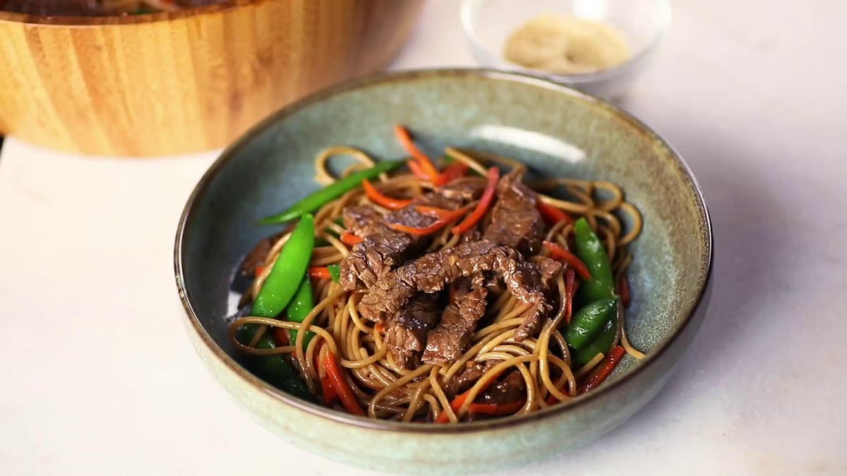 Азиатский салат с американской говядиной и лапшой