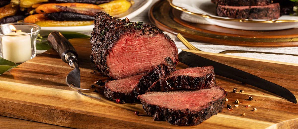 Ростбиф из топ-сирлойна в корочке из смеси зелени, чеснока и зерен перца