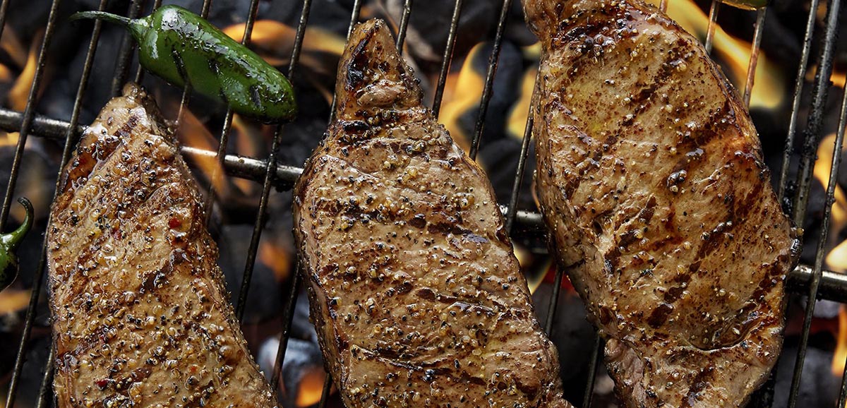 Стрип-стейк на гриле с острым халапеньо