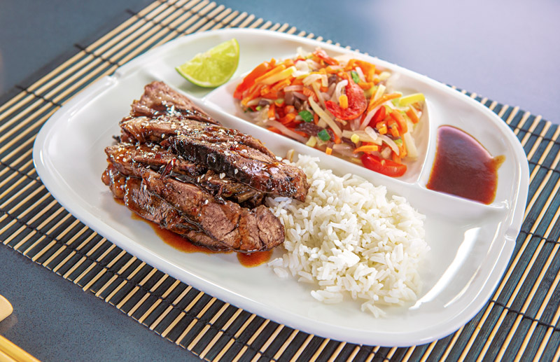 Сладкие пикантные ребра американской говядины в азиатском стиле