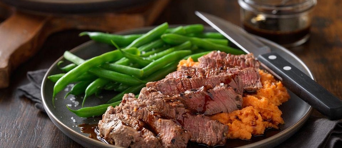 Стейки из американской говядины с соусом эспрессо и бурбоном и пюре из батата