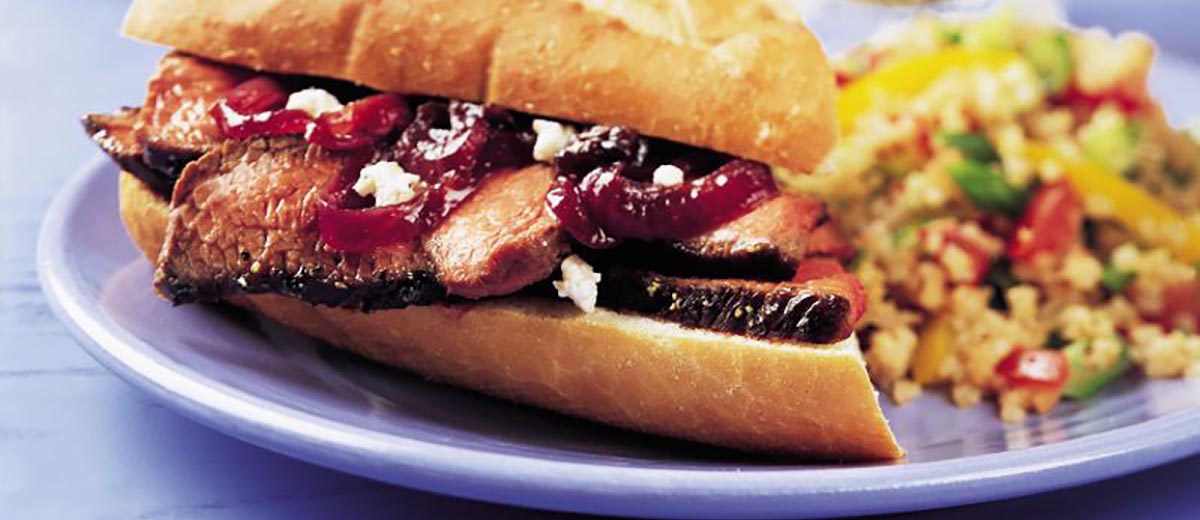 Сирлоин сэндвич из американской говядины с мармеладом из красного лука
